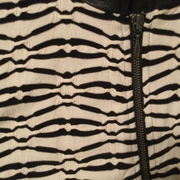 NWT Chicos Jacket with Faux Leather Trim. Size L - Picture 5 of 10